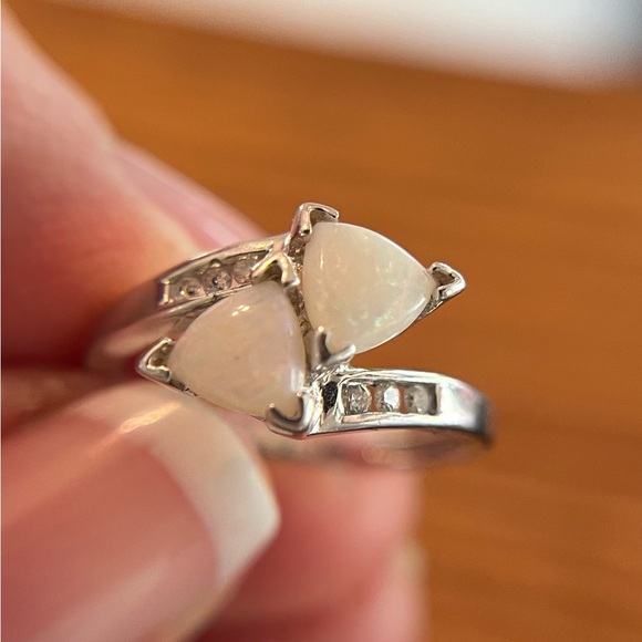 Bypass Oval 10K White Gold Ring with Accent Diamonds, size 4.5 - Picture 6 of 14